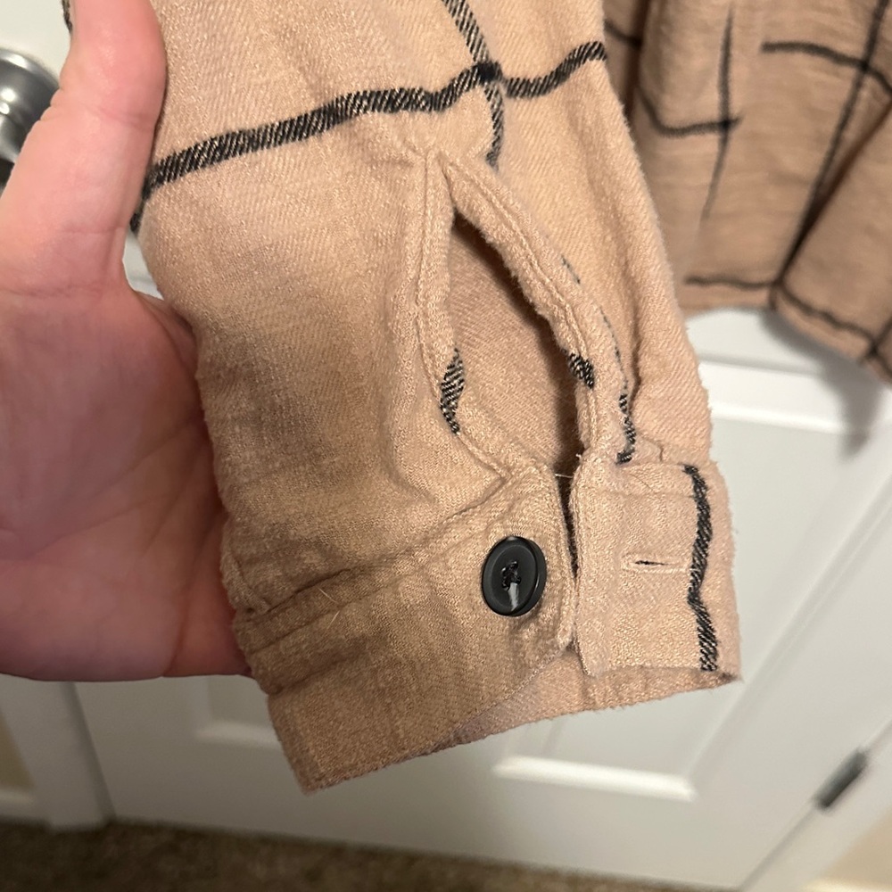 Maurices woman’s Tan Checkered Shirt Jacket - Picture 4 of 7